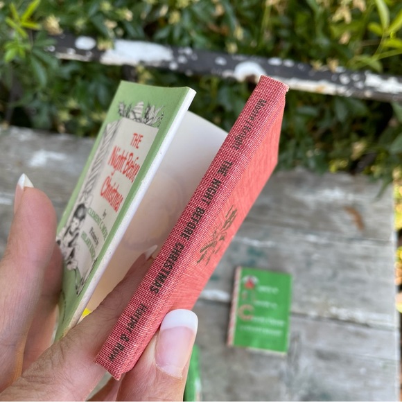 Vintage Christmas Nutshell Library by Hillary Knight 1963 Set of 4 Mini Books - Picture 7 of 10